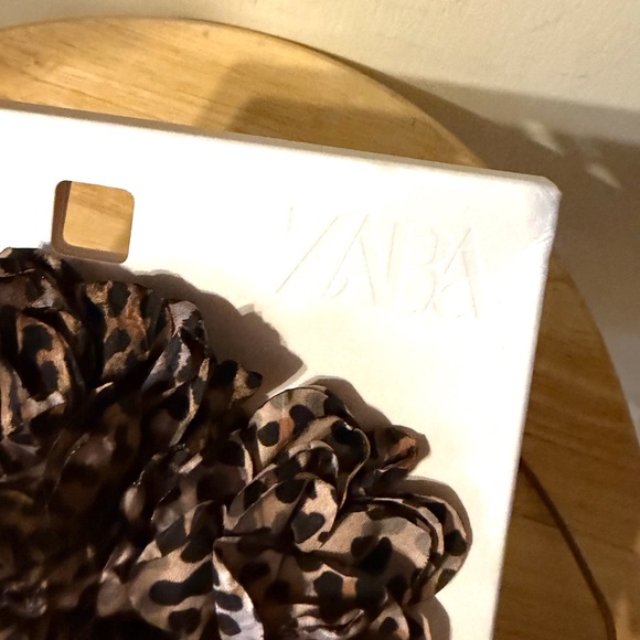 Zara brown double flower leopard print necklace NWT - Picture 4 of 5